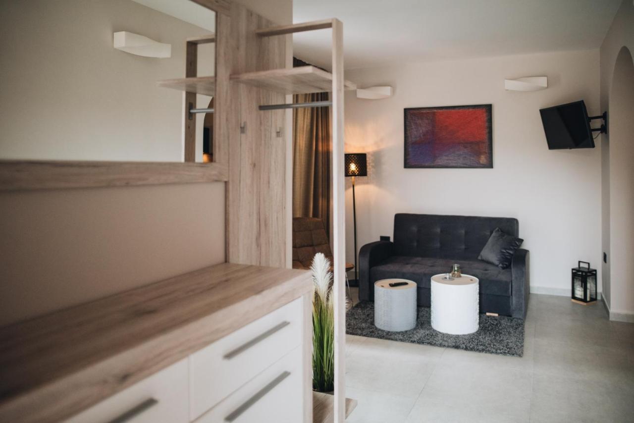 Stay In The Very Heart Of Porec - 50M To The Beach 外观 照片
