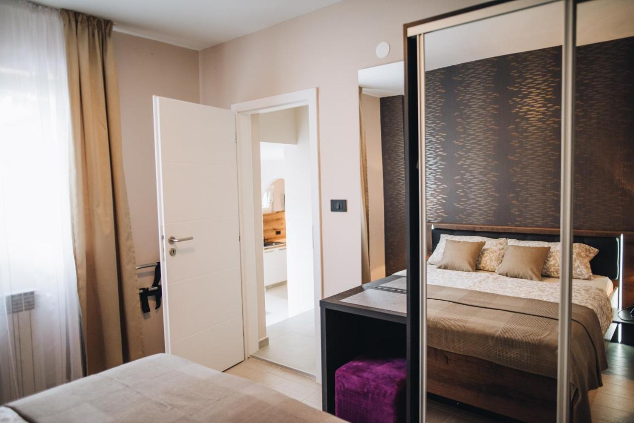 Stay In The Very Heart Of Porec - 50M To The Beach 外观 照片