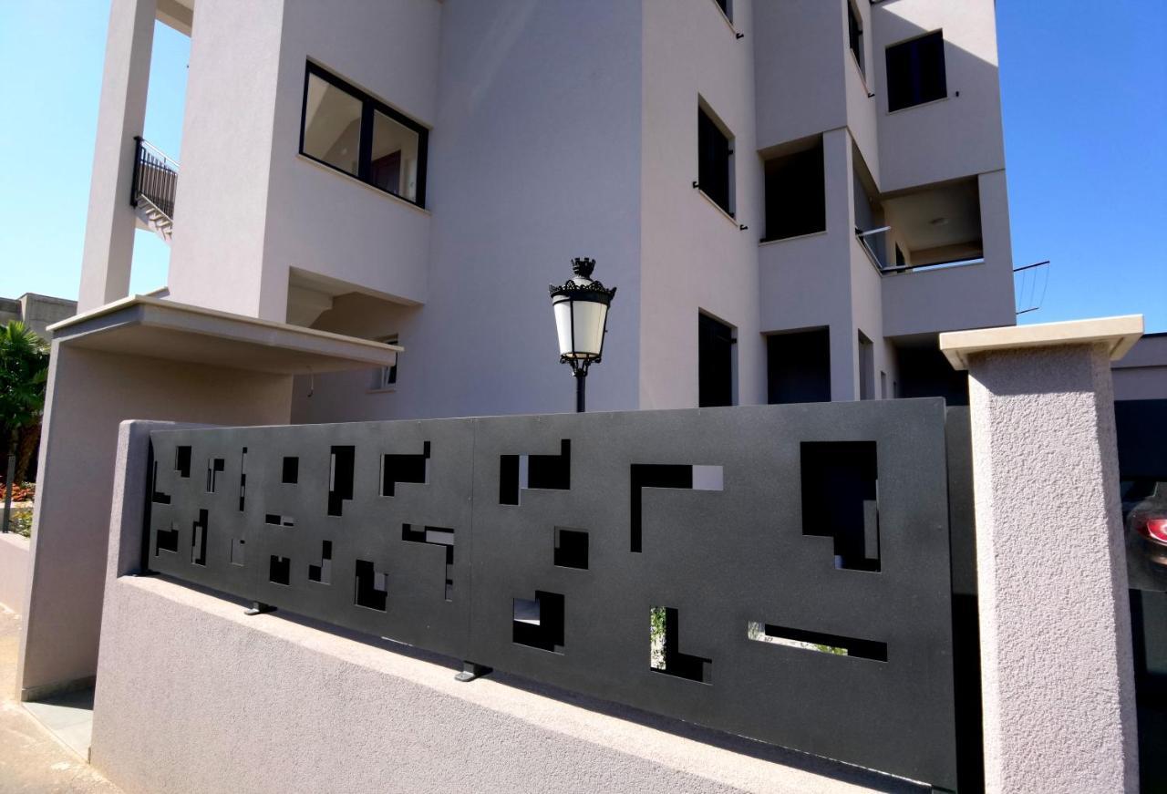 Stay In The Very Heart Of Porec - 50M To The Beach 外观 照片