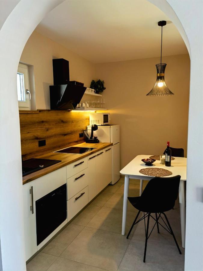 Stay In The Very Heart Of Porec - 50M To The Beach 外观 照片