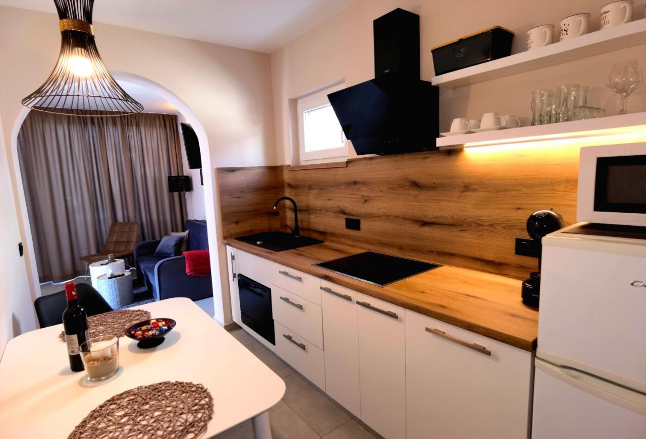 Stay In The Very Heart Of Porec - 50M To The Beach 外观 照片