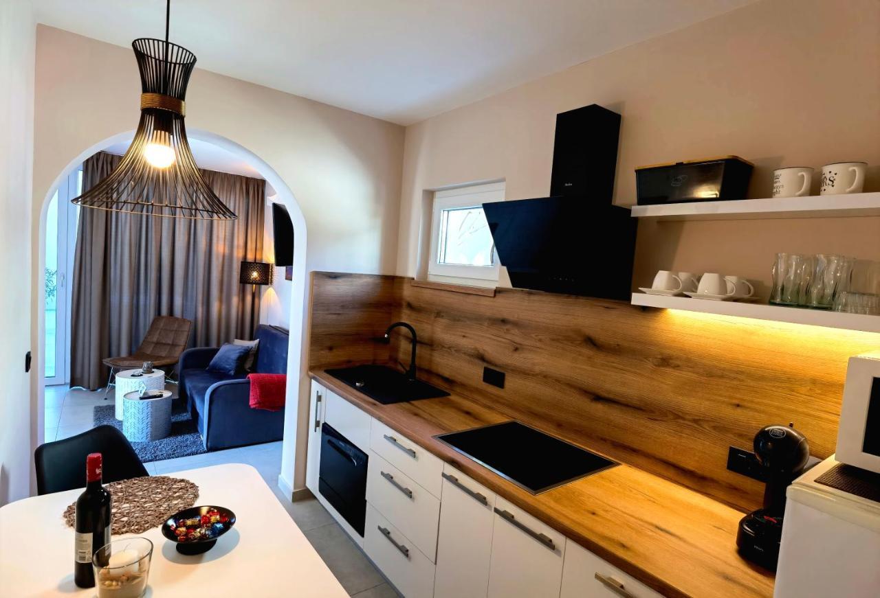 Stay In The Very Heart Of Porec - 50M To The Beach 外观 照片