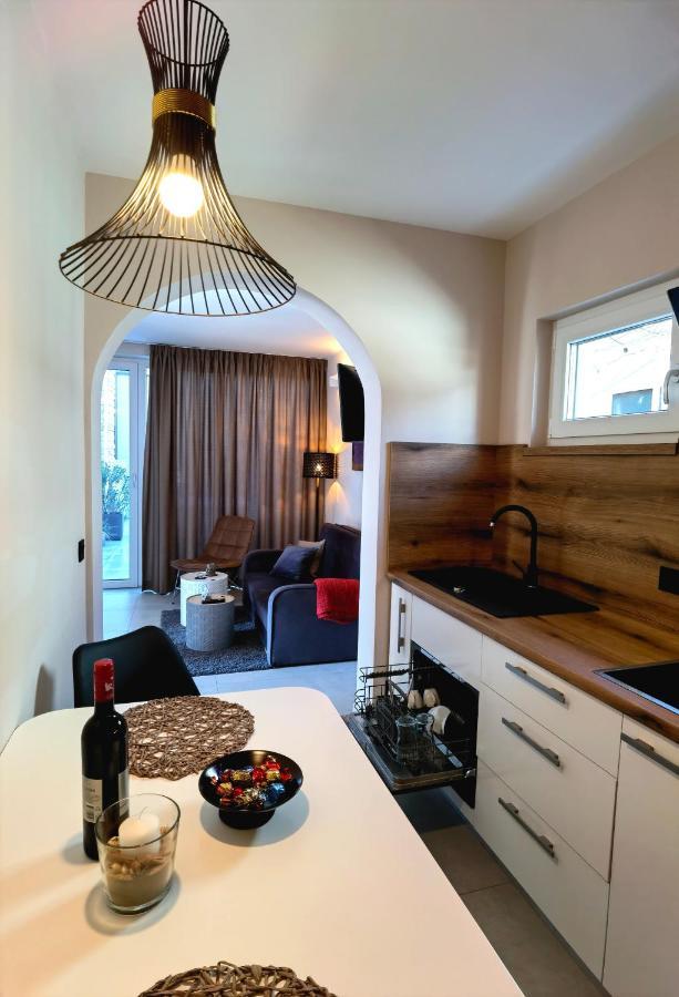 Stay In The Very Heart Of Porec - 50M To The Beach 外观 照片