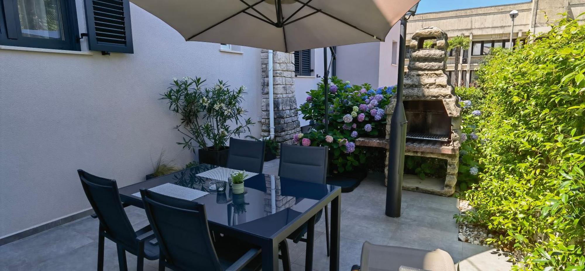 Stay In The Very Heart Of Porec - 50M To The Beach 外观 照片